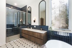 Balcon avec vue sur la forêt, intérieur élégant et épuré, ambiance chaleureuse et naturelle.
