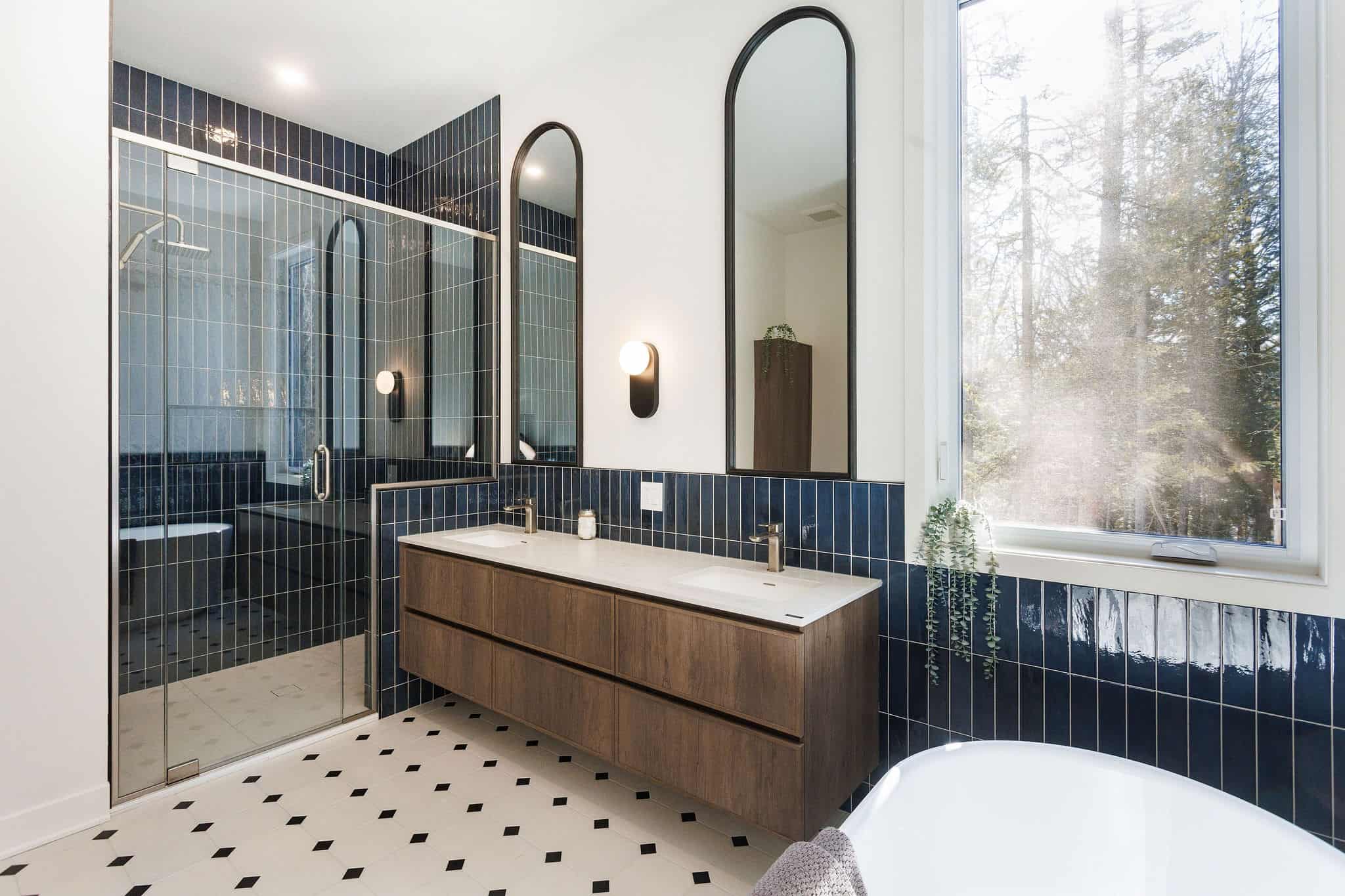 Balcon avec vue sur la forêt, intérieur élégant et épuré, ambiance chaleureuse et naturelle.